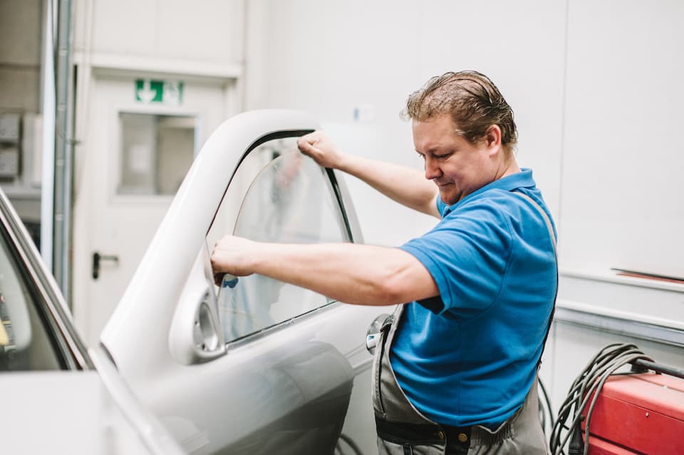 Mechaniker bei Karosseriearbeiten