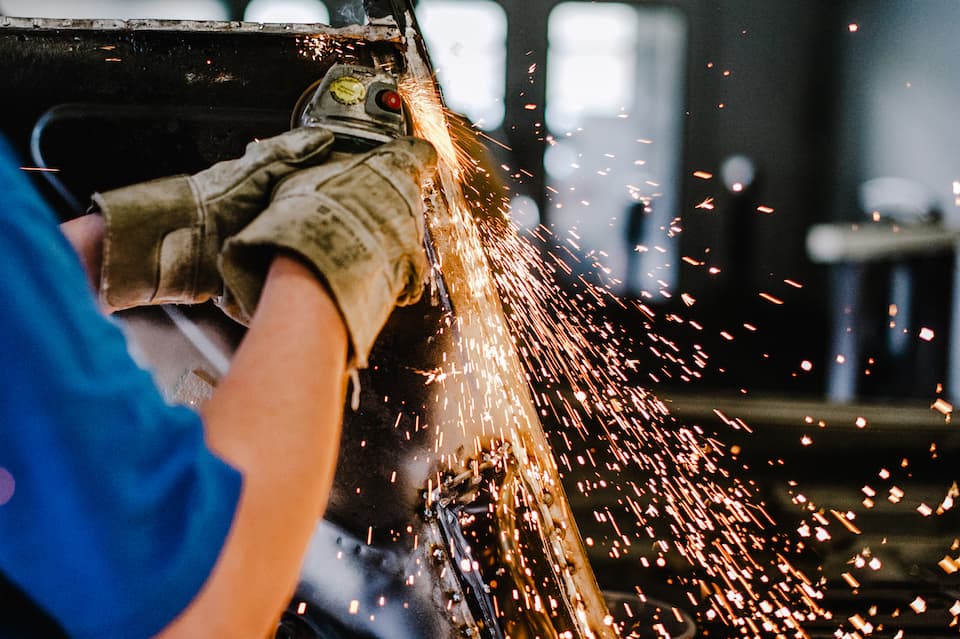 Funkenflug bei Schleifarbeiten
